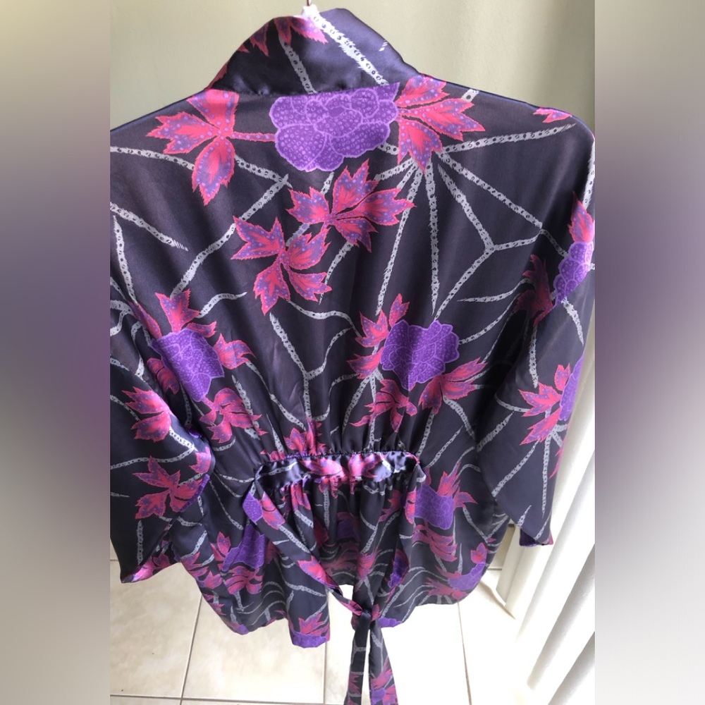 Victoria Secrets Satin Robe Size: One Size - Picture 5 of 10